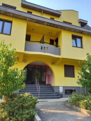 Vila Izvor,Sneznik 100m od pesacke zone Bulevar srpskih ratnika 55a